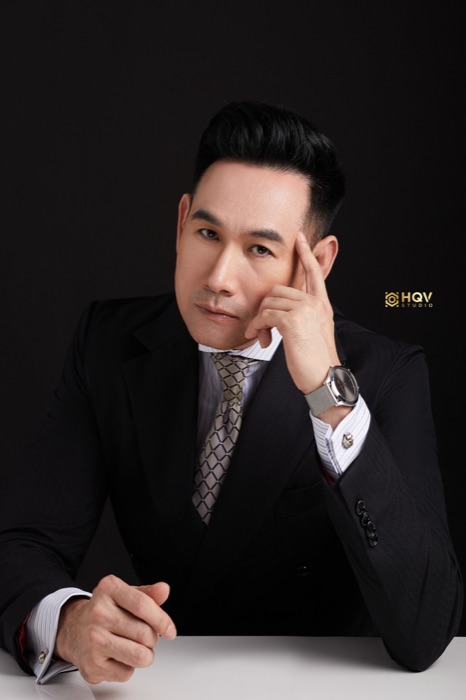 Chân dung doanh nhân nam phong cách vest sang trọng