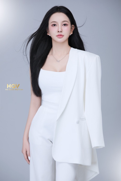 Chân dung doanh nhân vest trắng thanh lịch