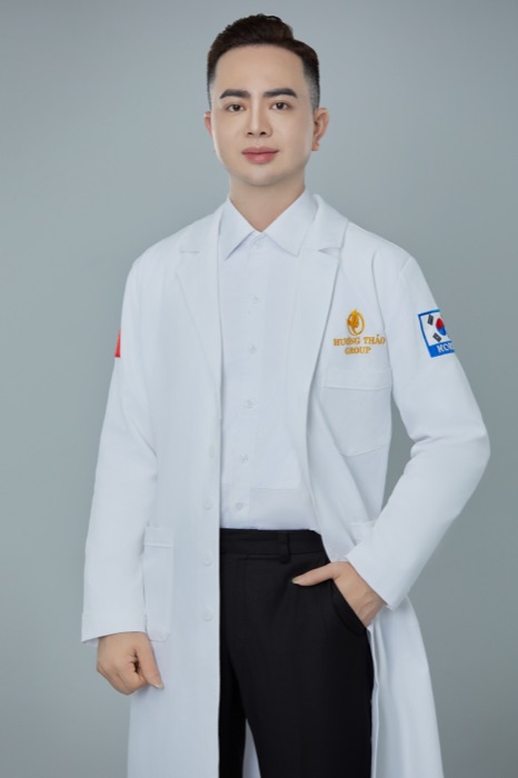 Chân dung doanh nhân nam blouse chuyên gia